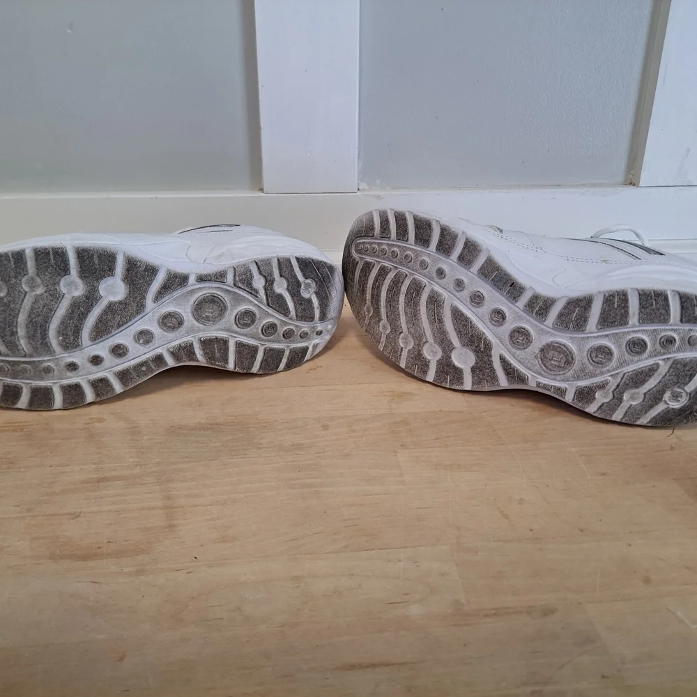 TS Sport White Leather Walking Shoes – Size 9.5
